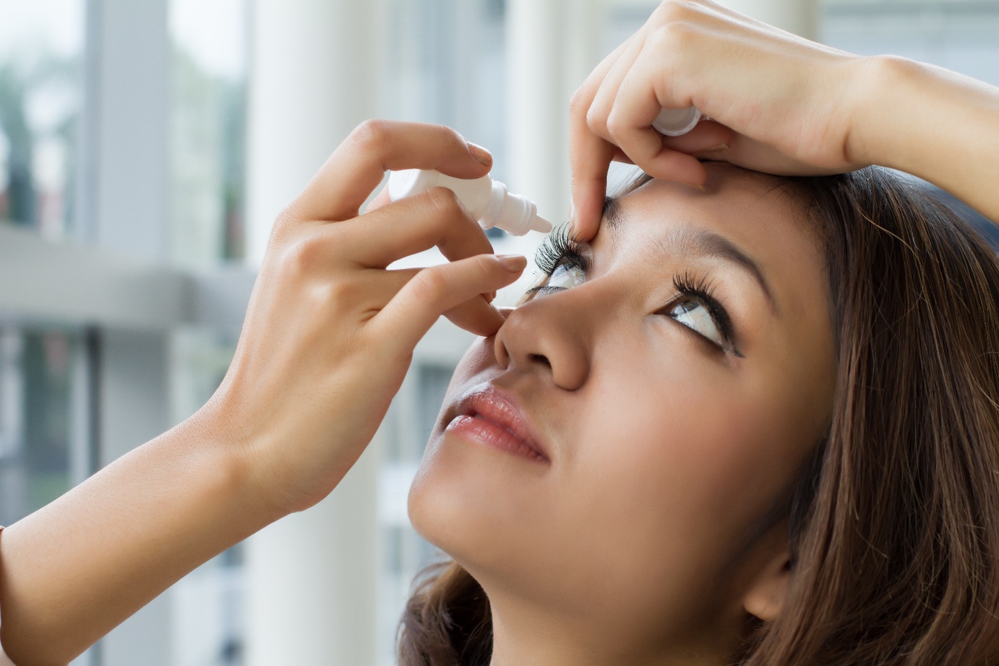 woman using eye drop